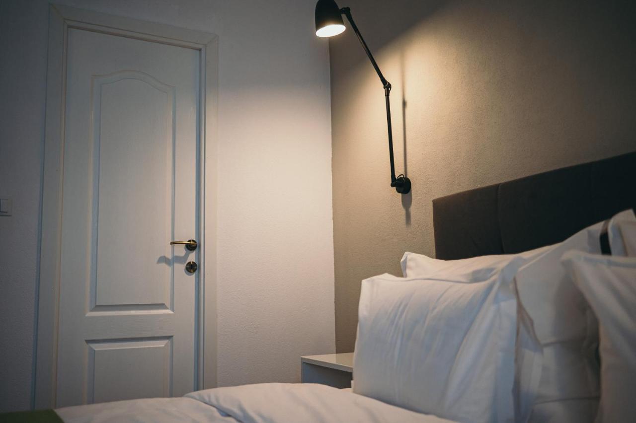 Nest Guesthouse 드로베타 투르누 세베린 외부 사진